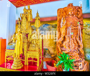 BANGKOK, THAILAND - 22. APRIL 2019: Die Bilder des Buddha in verschiedenen Stilen und Materialien in Sala Rai Heiligtum der Wat Pho Komplex, am 22. April in Stockfoto