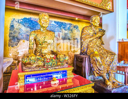 BANGKOK, THAILAND - 22 April, 2019: Die Skulpturen der Mönche Gilden wit hgolden Blätter in Sala Rai Heiligtum der Wat Pho Tempel entfernt, am 22. April in Ban Stockfoto