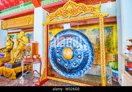 BANGKOK, THAILAND - 22 April, 2019: Das ritual Metall Gong in colful geschnitzten Gilden Frame in Sala Rai Heiligtum der Wat Pho Tempel, am 22. April in Bangkok. Stockfoto