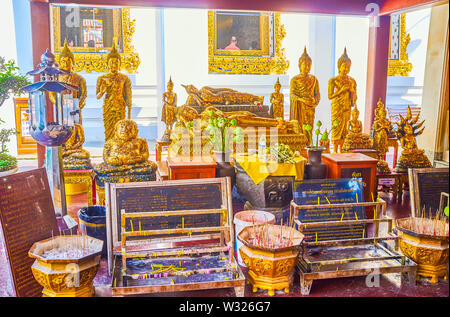 BANGKOK, THAILAND - 22 April, 2019: Der Altar mit Skulpturen des Buddha und Kerzenhalter steht vor, am 22. April in Bangkok. Stockfoto