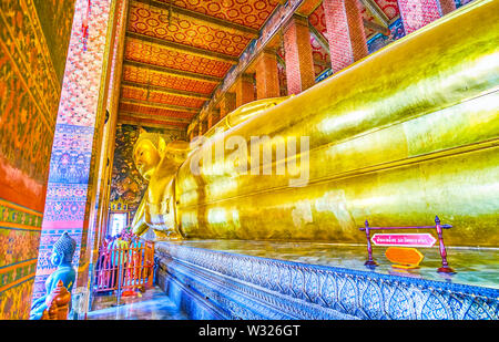 BANGKOK, THAILAND - 22 April, 2019: Das goldene Skulptur des Liegenden Buddha ist einer der bemerkenswertesten Sehenswürdigkeiten in Wat Pho Tempel Komplex, am 2. April Stockfoto