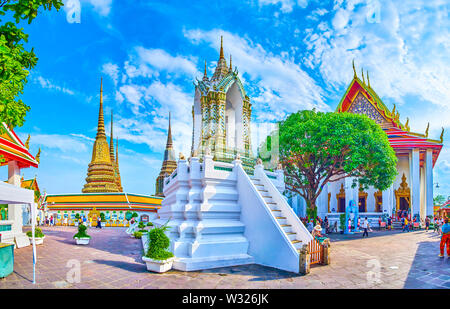 BANGKOK, THAILAND - 22 April, 2019: Der große Innenhof der Wat Pho Tempel mit zahlreichen Schreine, Pagoden und kleinen Glockenturm in der Mitte, am 22. April i Stockfoto