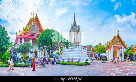 BANGKOK, THAILAND - 22 April, 2019: Blick auf Innenhof des Wat Pho Komplex mit großen Schrein mit Liegenden Buddha Skulptur im April Stockfoto