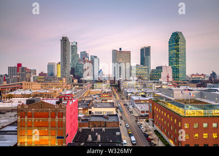 Long Island City, Queens, New York, USA downtown borough Skyline in der Dämmerung. Stockfoto