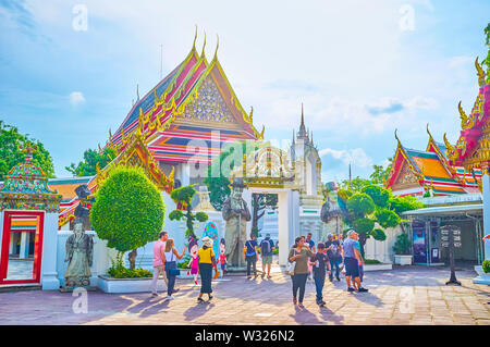 BANGKOK, THAILAND - 22 April, 2019: Die schöne Tore zu Viharn Phranorn Innenhof dekoriert mit Fliesen- Artwork und zwei stoge Wächter in der chinesischen s Stockfoto