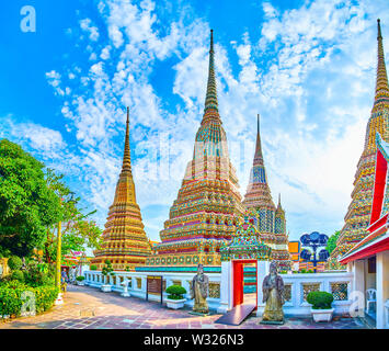 BANGKOK, THAILAND - 22 April, 2019: Die kleine Tore mit zwei chinesischen Stil Hüter der Innenhof des Phra Maha Chedi Schrein im Wat Pho, Stockfoto