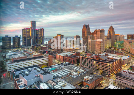 Detroit, Michigan, USA Downtown Skyline von oben in der Abenddämmerung. Stockfoto