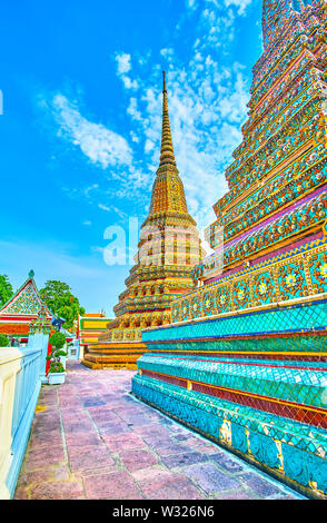 Die große stupas von Phra Maha Chedi mit bunten Blumen Fliesen- Mustern verziert, Wat Pho, Bangkok, Thailand Stockfoto