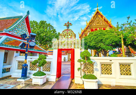 Die schöne Fliesen- Dekoration mit floralen Ornamenten der Tore und Bild Haus von Phra Maha Chedi Schrein im Wat Pho, Bangkok, Thailand Stockfoto