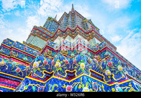 Thre schöne bunte chinesische Kacheln des blauen Pagode von Phra Maha Chedi Schrein mit floralen Mustern, Wat Pho in Bangkok, Thailand Stockfoto