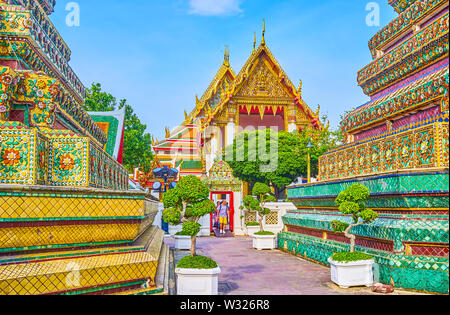 BANGKOK, THAILAND - 22 April, 2019: Das herrliche stupas von Phra Maha Chedi Schrein abgedeckt hcolorful wit Kacheln, am 22. April in Bangkok. Stockfoto