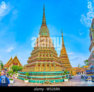 BANGKOK, THAILAND - 22 April, 2019: Das einzigartige gestaltete Pagoden von Phra Maha Chedi im Wat Pho mit bunten Dekorationen mit chinesischen Kacheln, auf Ap Stockfoto