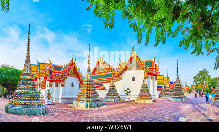 BANGKOK, THAILAND - 22 April, 2019: Panorama der bunten Fliesen- Bögen von Phra Chedi Rai im Perimeter der wichtigsten Phra Ubosot Schrein des Wat Pho befindet Stockfoto