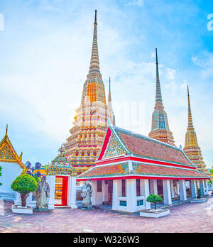 Die Gruppe der großen stupas von Phra Maha Chedi Komplex mit bunten Kacheln dekoriert, Wat Pho Tempel, Bangkok, Thailand Stockfoto