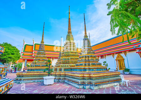 BANGKOK, THAILAND - 22 April, 2019: Die Gruppe der Fünf chedis auf der einzigen Stiftung in Wat Pho Tempel enthalten die Reliquien des Buddha, am 22. April Stockfoto