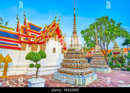 Die einzigartige Dekoration der Kleine stupas von Phra Chedi Rai Komplexen mit der Schönheit der Blumen Fliesen- muster zu verblüffen, Tempel Wat Pho, Bangkok, Thailand Stockfoto