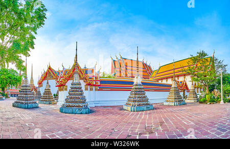 Panoramablick auf der Außenseite der Wände von Phra Rabiang Kreuzgang mit kleine Chedis, dass Prha Ubosot, dem wichtigsten Heiligtum der Wat Pho Tempel Komplex umgeben Stockfoto