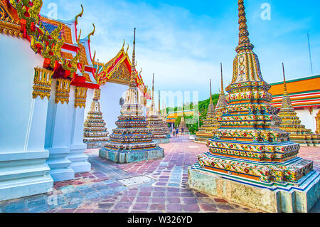 BANGKOK, THAILAND - 22. APRIL 2019: Die schreine mit bunten Dächern und geschnitzten Fliesen- chedis des Wat Pho Tempel Komplex, am 22. April in Bangkok. Stockfoto