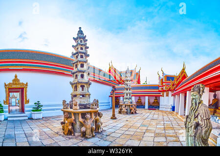 Der Kleine Kreuzgang von Phra Rabiang mit zwei steinerne Türme im chinesischen Stil mit geschnitzten Skulpturen, Wat Pho, Bangkok, Thailand Stockfoto