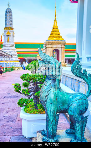 Die Bronzeskulptur von Singha, die mythologische Lion, bewacht den Eingang zu den buddhistischen Tempeln, Waty Pho Komplex in Bangkok, Thailand Stockfoto