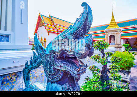 Die Schnauze der Bronze singha mit offenen Mund, die mythologische Löwe, bewacht den Eingang zur Phra Ubosot Tempel Wat Pho in Bangkok, Thail Stockfoto