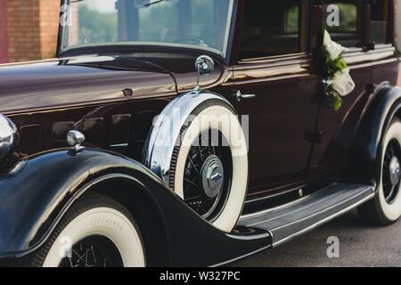 Valencia, Spanien - 10. Juli 2019: Alte luxus Lincoln Auto durch die brautpaare am Tag ihrer Hochzeit verwendet. Stockfoto