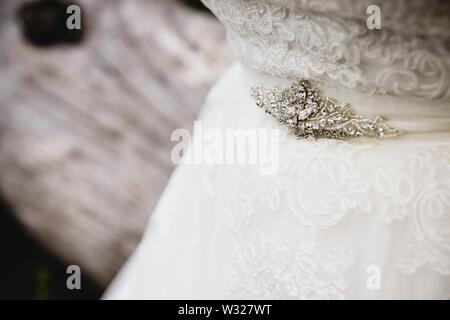 Juwelen in den Verschluss eines Luxus Brautkleid. Stockfoto