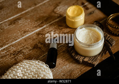 Natural Spa Kosmetik auf hölzernen Tisch von oben. In warmen Farbtönen. Schönheitsrituale, Hautpflege, Körper entschlacken, Schönheit blogger Konzept Stockfoto