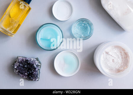 Weibliche Haut- und Körperpflege Kosmetik Produkte flatlay. Overhead, Minimalismus, Beauty blogging Konzept Stockfoto