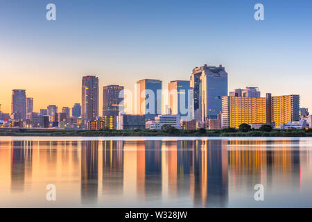 Osaka, Japan Umeda Bezirk Stadtbild auf dem Fluss Yodogawa in der Abenddämmerung. Stockfoto