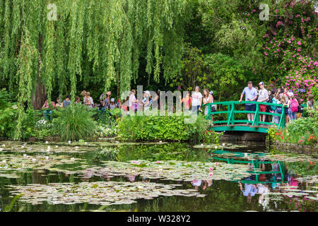 Touristen oder Besucher in der Claude Monet Garten, Giverny, Frankreich. Stockfoto