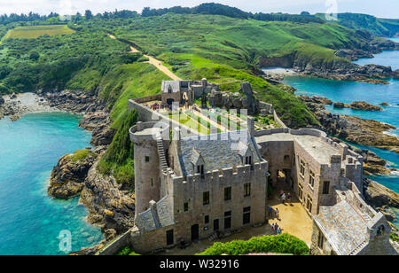 Xiv Jahrhundert, mittelalterliche Burg Fort La Latte Luftaufnahme, Bretagne, Frankreich. Stockfoto