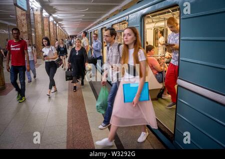 Moscou, Russland. 11. Juli, 2019. Die Leute kommen aus dem Auto der Moskauer Metro Credit: Demian Stringer/ZUMA Draht/Alamy leben Nachrichten Stockfoto