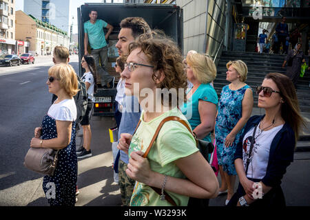 Moscou, Russland. 11. Juli, 2019. Menschen stehen an der Kreuzung in der Nähe der U-Bahn Baumanskaya Credit: Demian Stringer/ZUMA Draht/Alamy leben Nachrichten Stockfoto