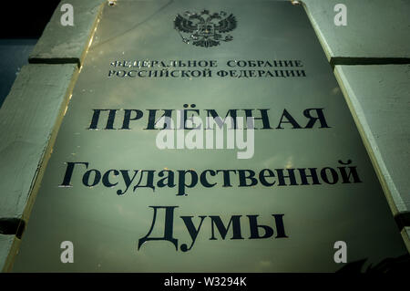 Moscou, Russland. 11. Juli, 2019. Schild am Haus - Empfang der Staatsduma der Russischen Föderation Credit: Demian Stringer/ZUMA Draht/Alamy leben Nachrichten Stockfoto