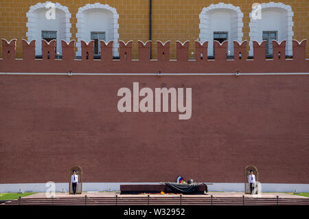 Moscou, Russland. 11. Juli, 2019. Ehrengarde an der Ewigen Flamme am Grab des Unbekannten Soldaten Kredit: Demian Stringer/ZUMA Draht/Alamy leben Nachrichten Stockfoto