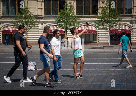 Moscou, Russland. 11. Juli, 2019. Schöne Mädchen nimmt einen selfie auf dem Roten Platz: Demian Stringer/ZUMA Draht/Alamy leben Nachrichten Stockfoto