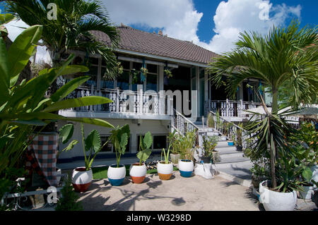 Canggu, Bali, Indonesien - 12. Juni 2019: Blick auf ein schönes Holzhaus in der berühmten Tourist Spot Canggu, Bali, Indonesien Stockfoto