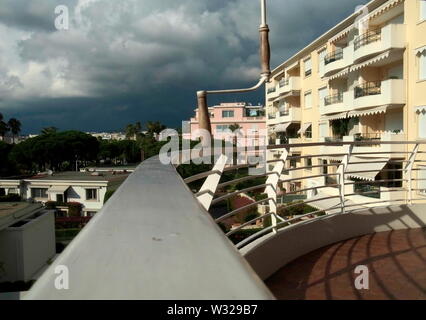 AJAXNETPHOTO. 2017. CANNES, Frankreich. - Blick auf die Bucht - Wohnbau MEHRFAMILIENHÄUSER MIT BLICK AUF DIE CROISETTE UND DIE BUCHT VON CANNES. Foto: Jonathan Eastland/AJAX REF: GR 172302 5451 Stockfoto