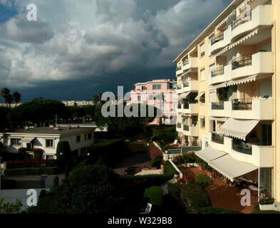 AJAXNETPHOTO. 2017. CANNES, Frankreich. - Blick auf die Bucht - Wohnbau MEHRFAMILIENHÄUSER MIT BLICK AUF DIE CROISETTE UND DIE BUCHT VON CANNES. Foto: Jonathan Eastland/AJAX REF: GR 172302 5453 Stockfoto