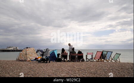 AJAXNETPHOTO. Mai, 2019. WORTHING, England. - Am Strand - EINE GRUPPE MIT LIEGESTÜHLEN VERSAMMELT AM STRAND MIT BLICK AUF DEN ÄRMELKANAL. Foto: Jonathan Eastland/AJAX REF: DP 191405 166 Stockfoto