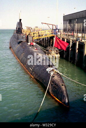 AJAXNETPHOTO. Juli, 2001. FOLKESTONE, England. - Russische SUB MUSEUM - DER REEDER BEANTRAGT HABEN, PLA (PORT OF LONDON AUTHORITY) für einen Anlegeplatz an der Themse. Foto: Jonathan Eastland/AJAX. REF: STZ/NA/SUB 2/9 A. Stockfoto