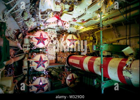 AJAXNETPHOTO. 2001. FOLKESTONE, England. - Russische SUB INNENRAUM - TORPEDO RAUM DES RUSSISCHEN U-boots günstig bei Folkestone ALS MUSEUMSSCHIFF. Foto: Jonathan Eastland/AJAX. REF: STZ/NA/31 A. Stockfoto