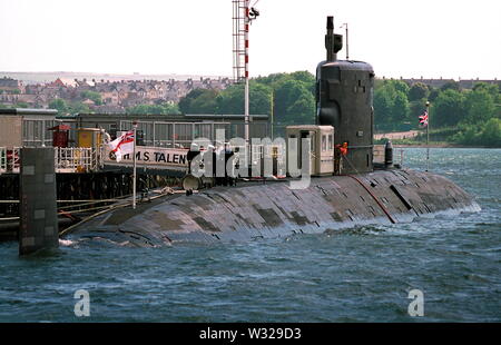 AJAXNETPHOTO. 2004. PLYMOUTH, England. - Das U-BOOT HMS TALENT GÜNSTIG IN DEVONPORT. Foto: Jonathan Eastland/AJAX. REF: NA Talent 0055 12 Stockfoto