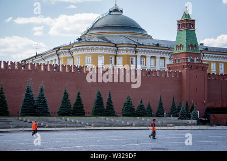 Moscou, Russland. 11. Juli, 2019. Hausmeister sauber Red Square Credit: Demian Stringer/ZUMA Draht/Alamy leben Nachrichten Stockfoto