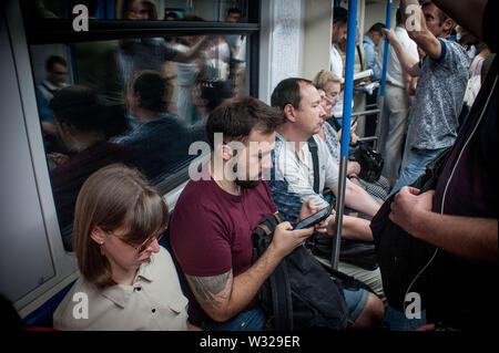 Moscou, Russland. 11. Juli, 2019. Die Menschen in der Moskauer U-Bahn: Demian Stringer/ZUMA Draht/Alamy leben Nachrichten Stockfoto