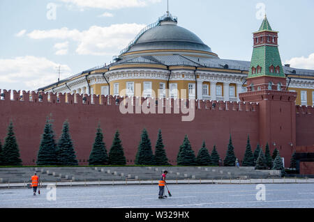 Moscou, Russland. 11. Juli, 2019. Hausmeister sauber Red Square Credit: Demian Stringer/ZUMA Draht/Alamy leben Nachrichten Stockfoto