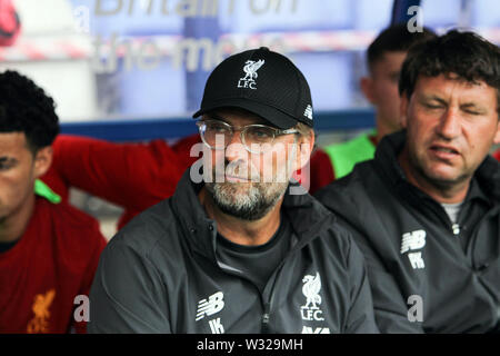Birkenhead/Großbritannien. 11. Juli, 2019. Liverpool Manager Jürgen Klopp Uhren vor dem Freundschaftsspiel vor Saisonbeginn zwischen Tranmere Rovers und Liverpool in Prenton Park am 11. Juli 2019 in Birkenhead, England. (Foto von Richard Ault/phcimages.com) Credit: PHC Images/Alamy leben Nachrichten Stockfoto