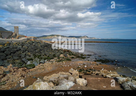 UK, Dorset, Lyme Regis, Gun Cliff Walk & Kirche Cliff Beach suchen über die Lyme Bay in Richtung Golden Cap & Der Jurassic Küste Stockfoto