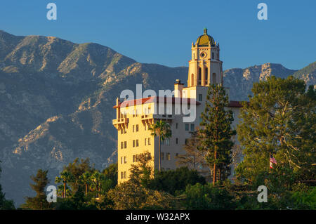 Bild, das nördlich vom Richard H. Chambers Courthouse in Pasadena, Kalifornien, zeigt die San Gabriel Mountains im Hintergrund. Stockfoto